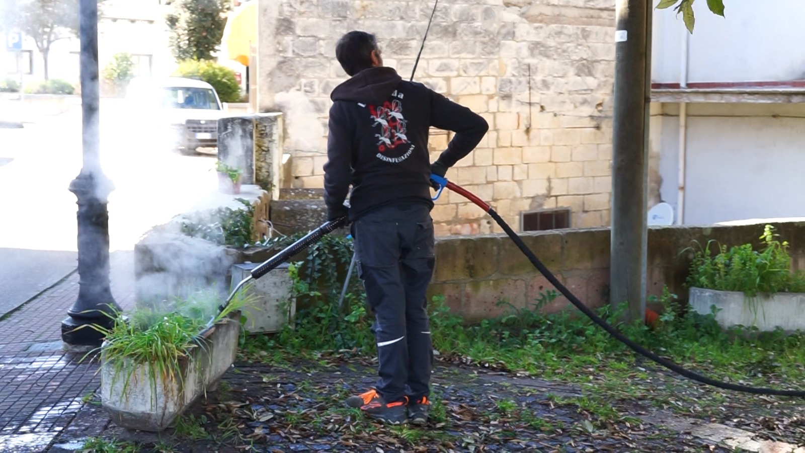 Intervento di diserbo a vapore in area verde