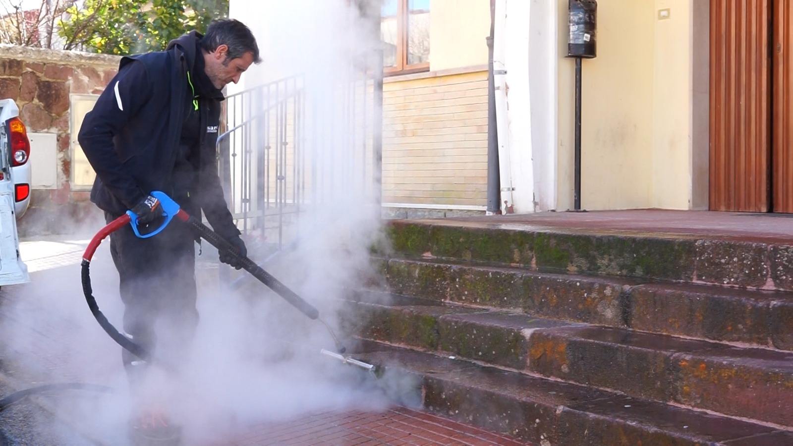 Diserbo biologico con attrezzatura professionale