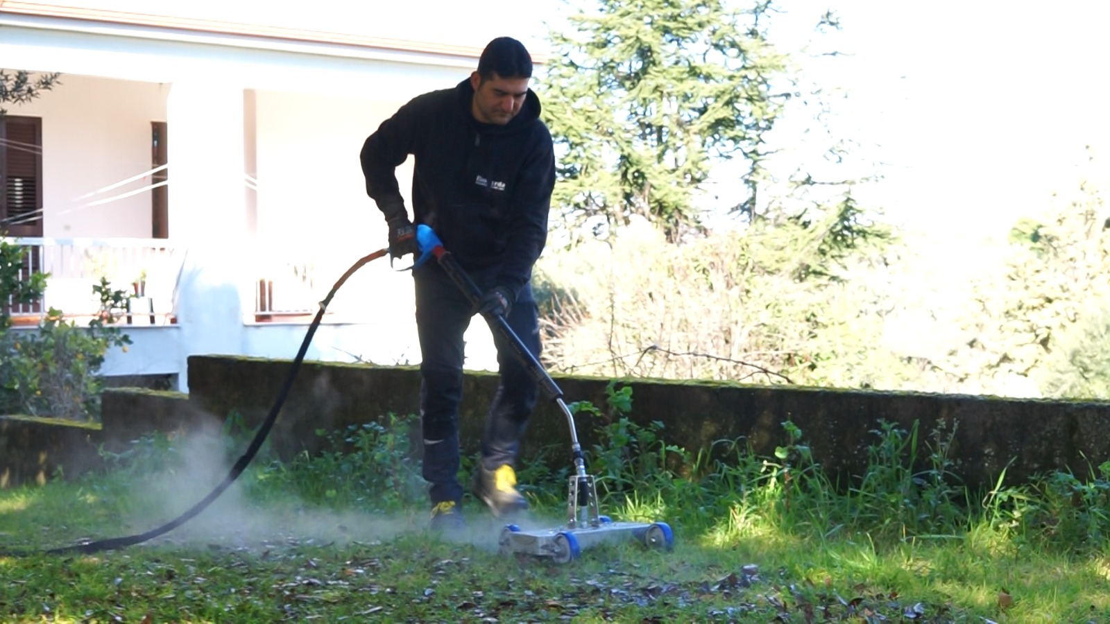 Diserbo a vapore su superficie pavimentata