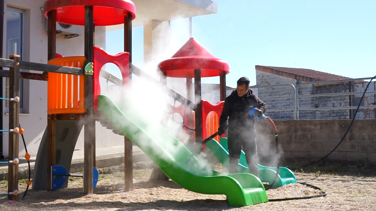 Trattamento ecologico diserbo in cortile scolastico