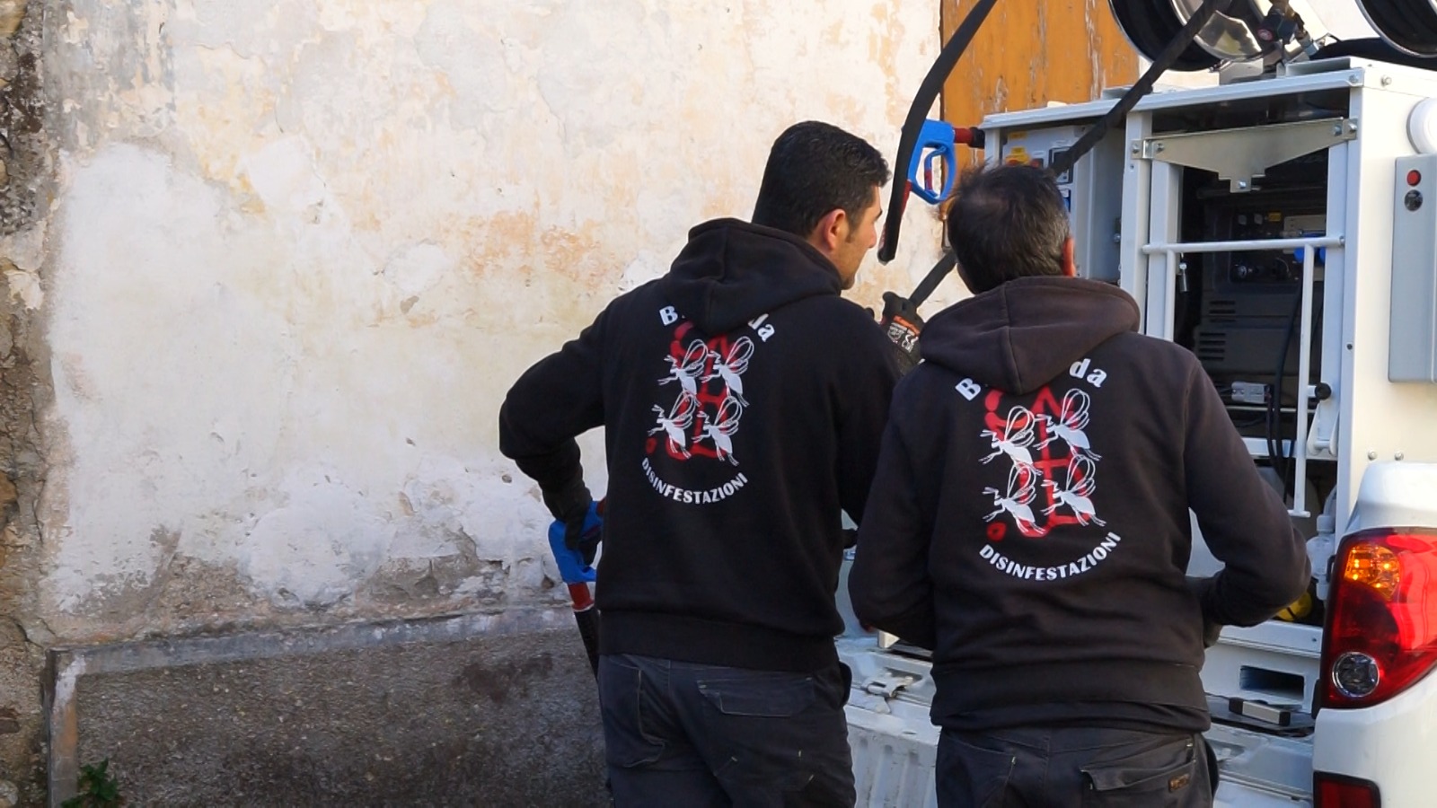 Diserbo a vapore lungo bordo strada