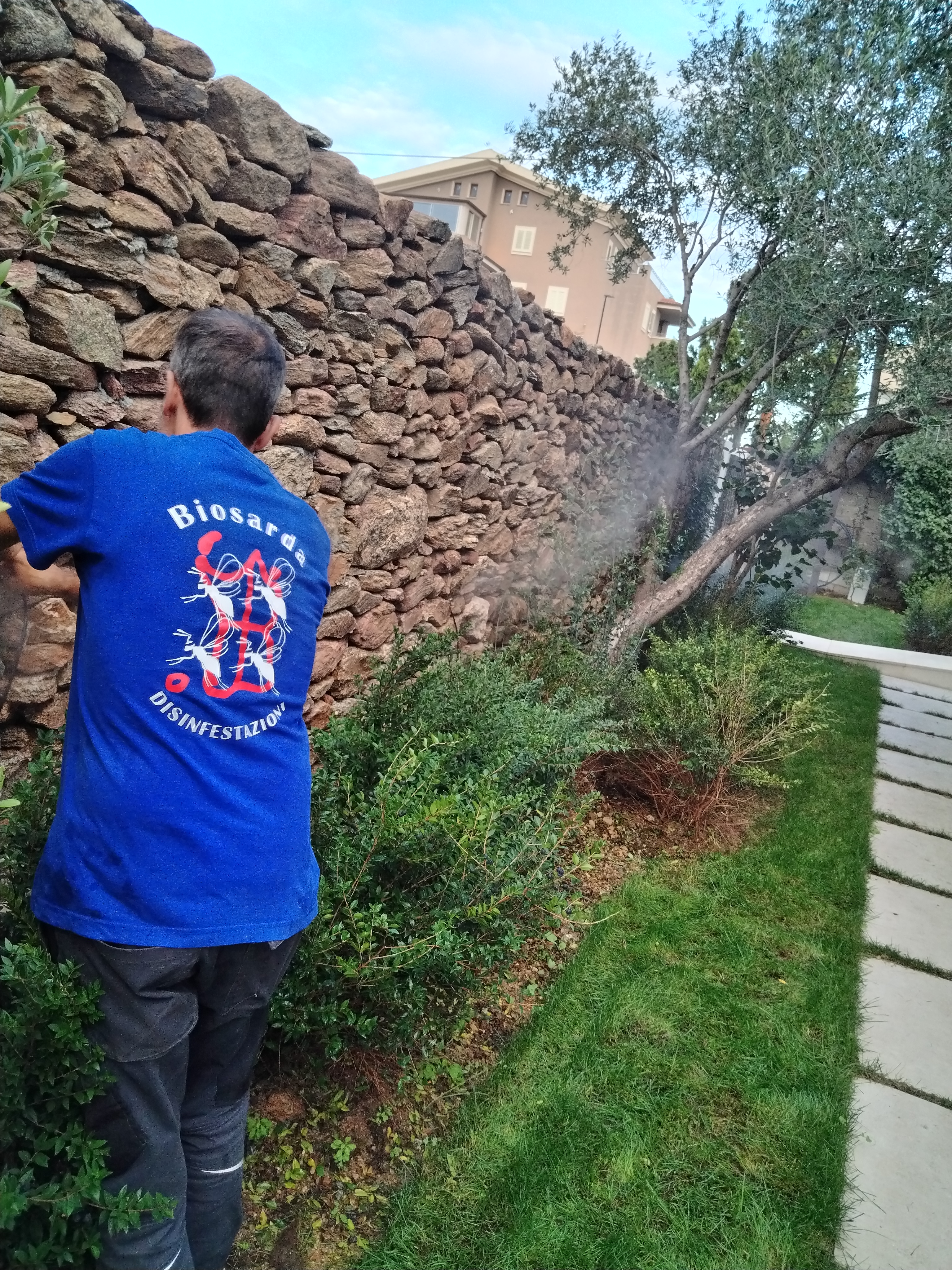 Operatore Biosarda con sistema di disinfestazione automatizzata