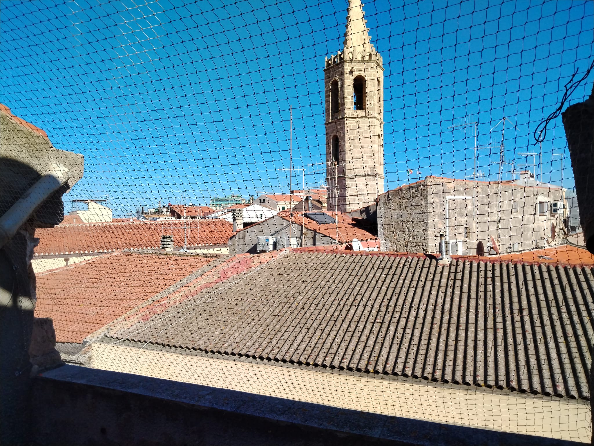 Installazione rete antipiccione su edificio