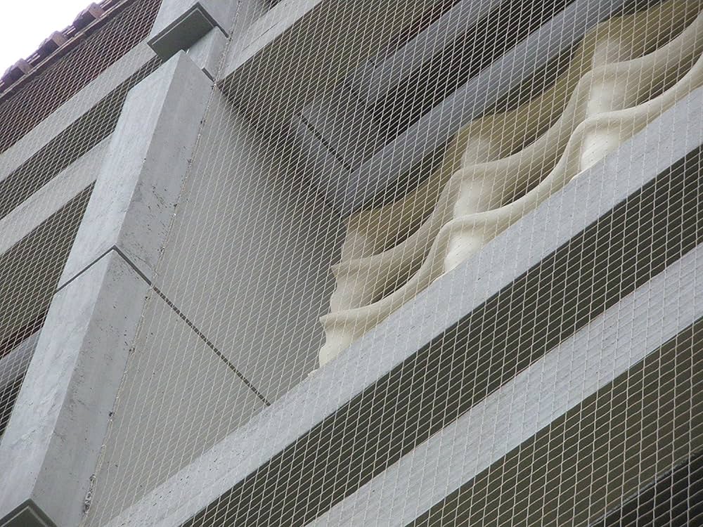 Rete antipiccione professionale su tetto in tegole